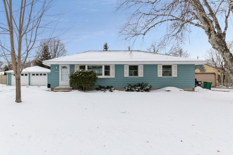 1321 Prairie St, Chaska, MN 55318