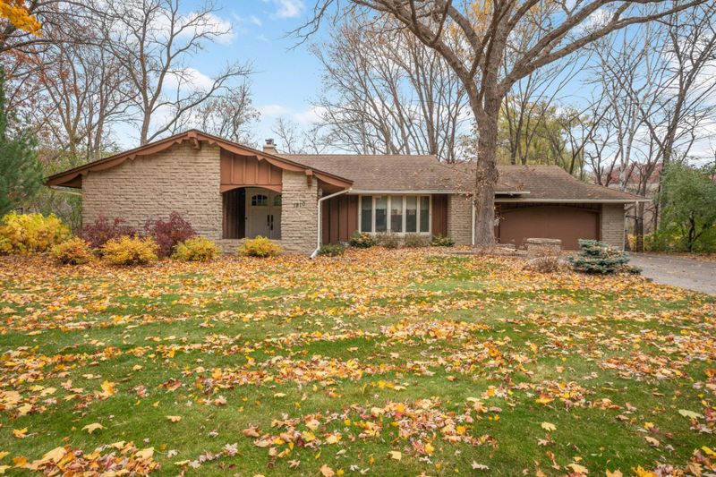 1810 Valley Curve Rd, Mendota Heights, MN 55118
