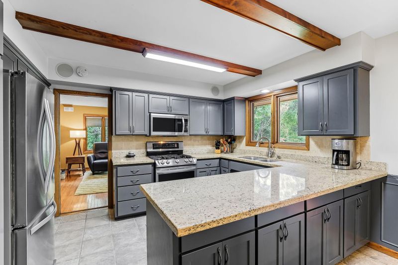 1732 Briarwood Ave, Mahtomedi, MN 55115