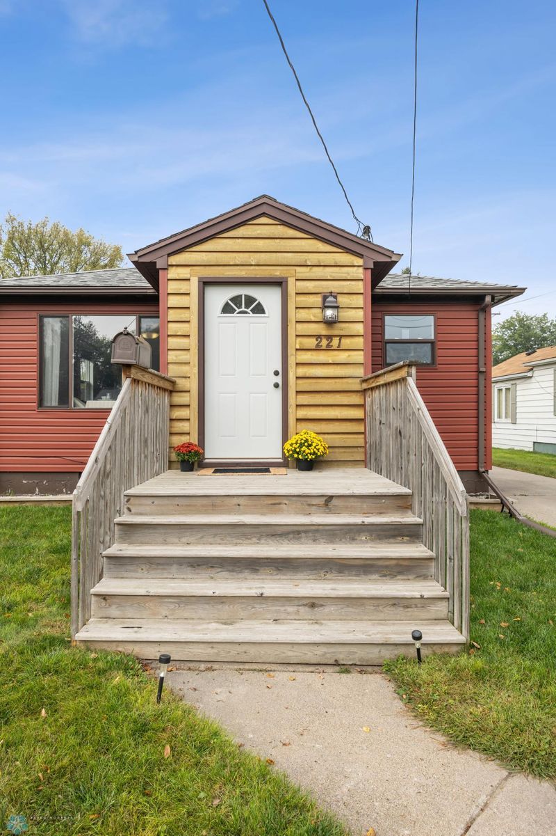 221 15th St N, Moorhead, MN 56560