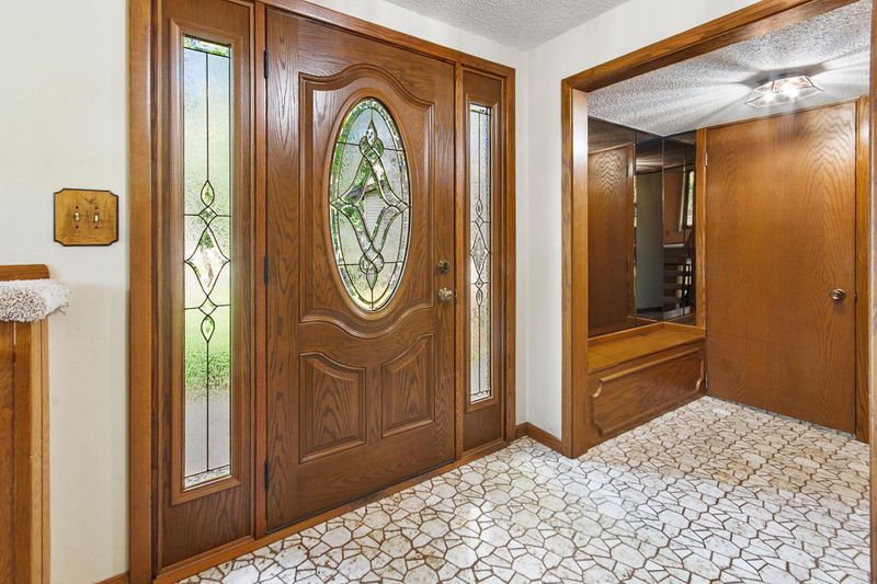 5624 Hyland Courts Dr, Bloomington, MN 55437
