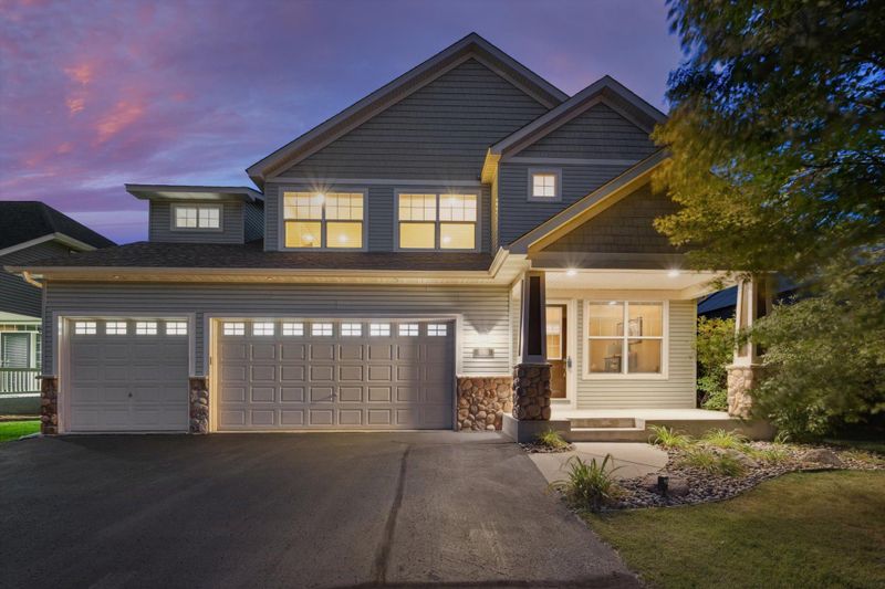 880 Drew Dr, Woodbury, MN 55129