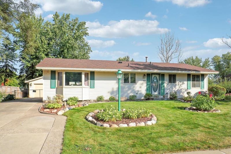 889 Whitney Dr, Apple Valley, MN 55124