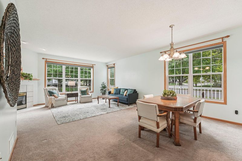 445 Meadowood Ln, Burnsville, MN 55337