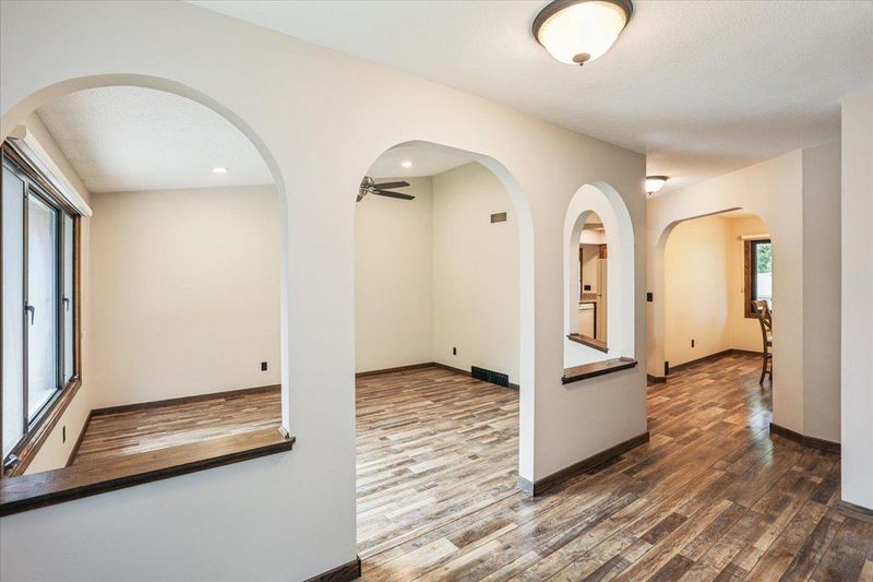 1010 E 157th St, Burnsville, MN 55306