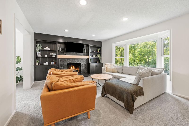 9039 Preserve Blvd, Eden Prairie, MN 55347