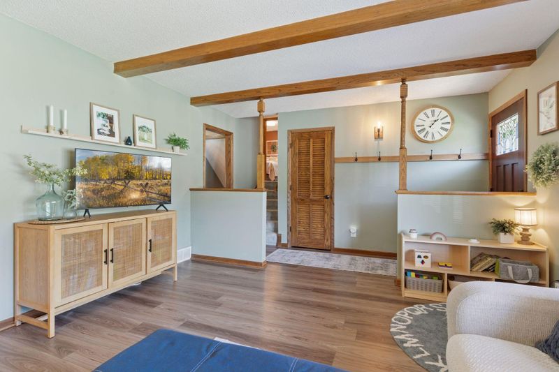 9917 Brookside Cir, Bloomington, MN 55431