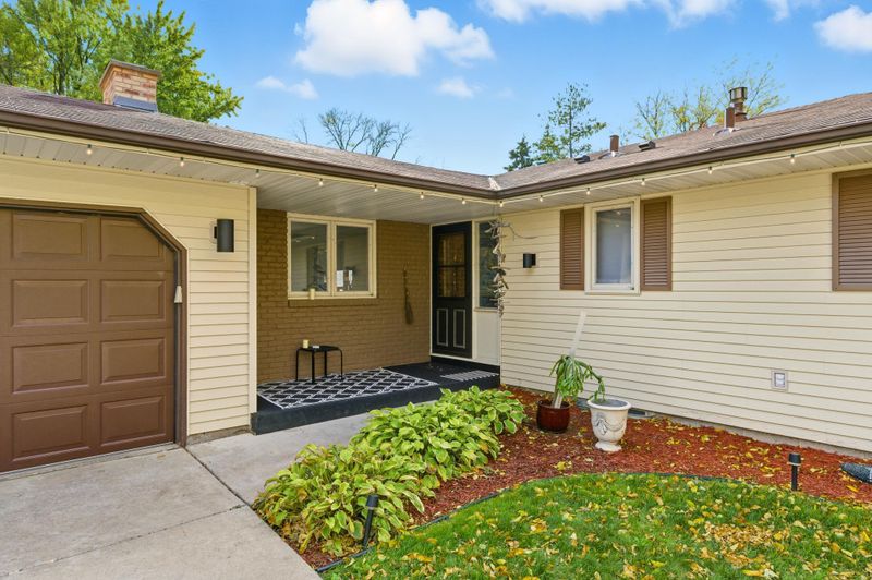 2001 Woods Ln, Burnsville, MN 55337