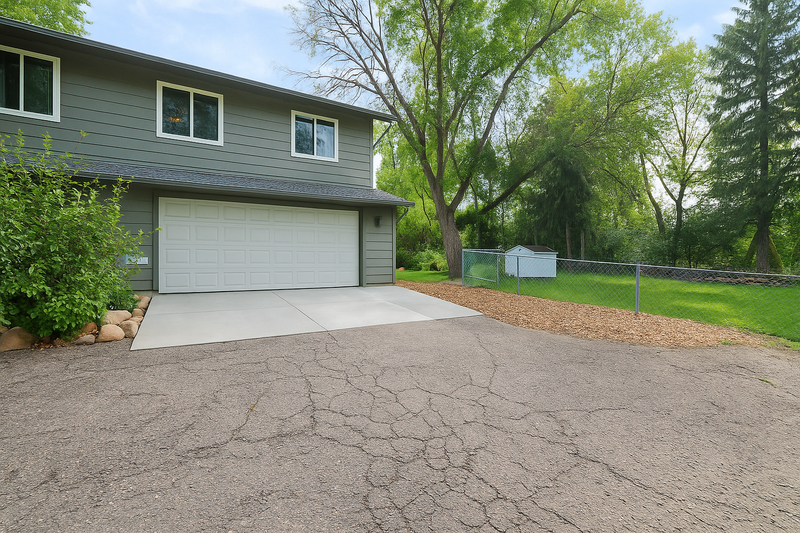 484 104th Ln NW, Coon Rapids, MN 55448