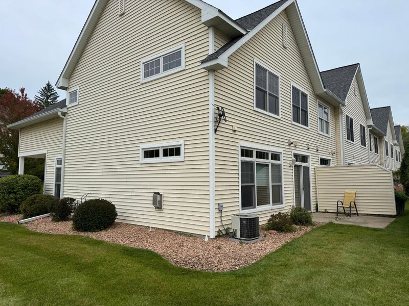 2132 Village Trl, Mound, MN 55364