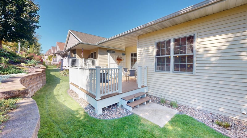 806 Maple Shade Dr, Holmen, WI 54636