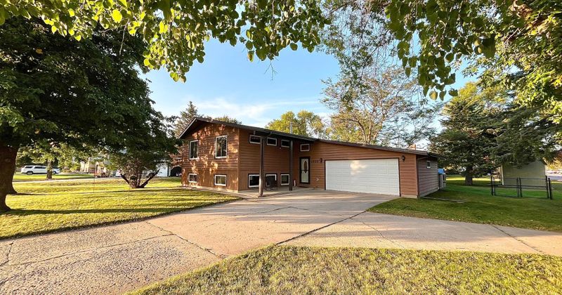 1500 River Rd, Windom, MN 56101