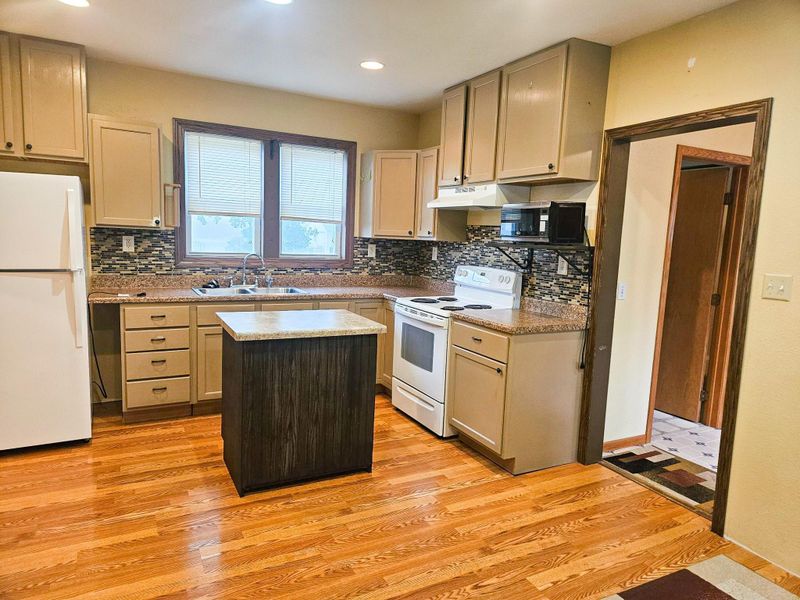 35 State St, Holt, MN 56738