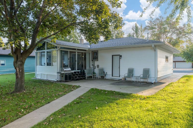 617 9th St, Gaylord, MN 55334