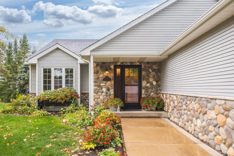 5697 Windmill Dr, White Bear Lake, MN 55110