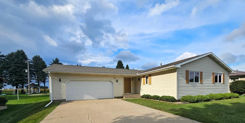 250 Goodview Dr, Spring Grove, MN 55974