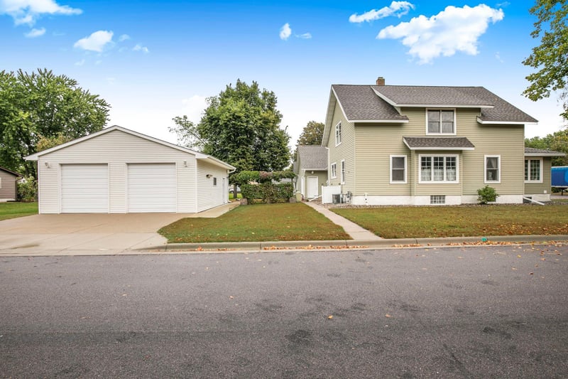 122 2nd Ave S, Brownton, MN 55312