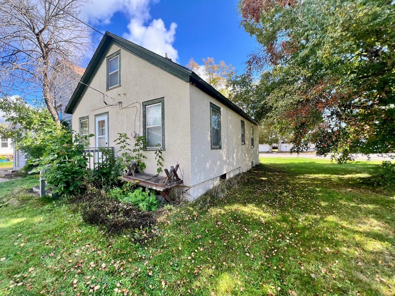 327 1st St, Nashwauk, MN 55769