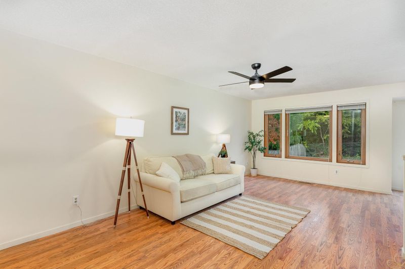 2009 Vienna Ln, Eagan, MN 55122