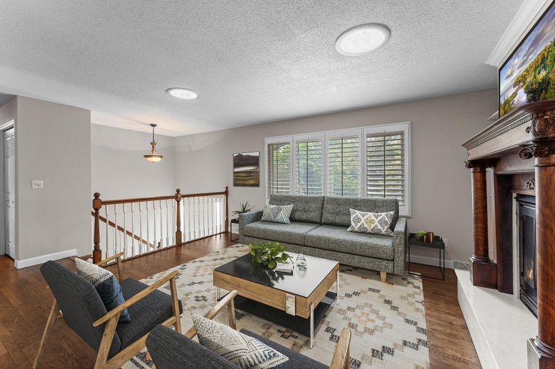 7406 Laredo Dr, Chanhassen, MN 55317