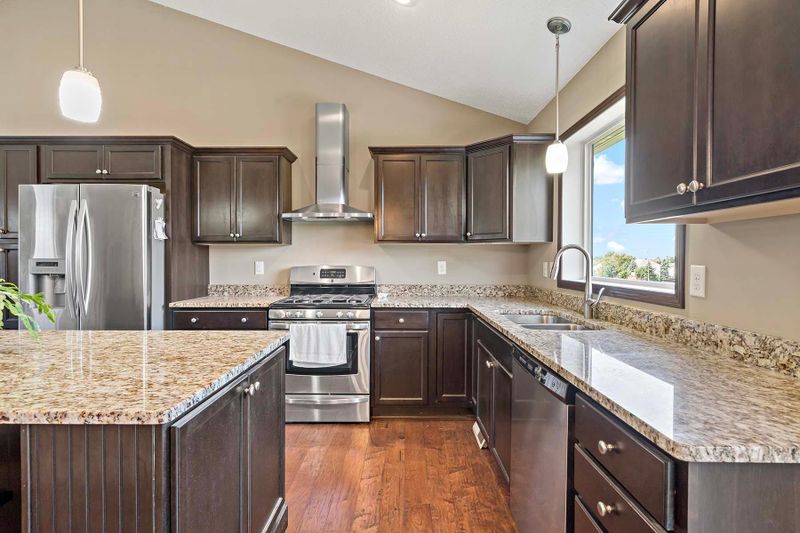 1363 Ridge Ln, Shakopee, MN 55379