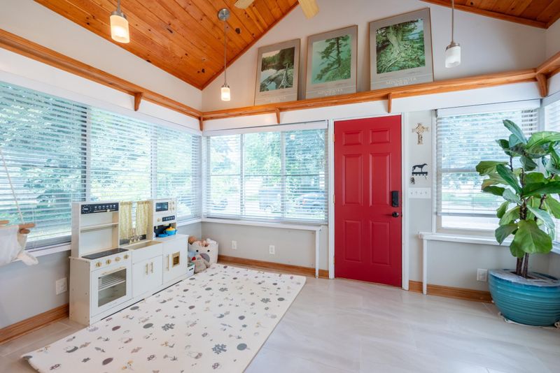 968 Hyacinth Ave E, Saint Paul, MN 55106