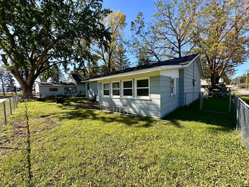 112 3rd St N, Kandiyohi, MN 56251