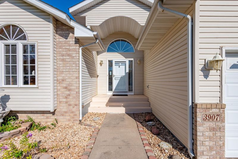 3907 Foxglove Ct N, Brooklyn Park, MN 55443