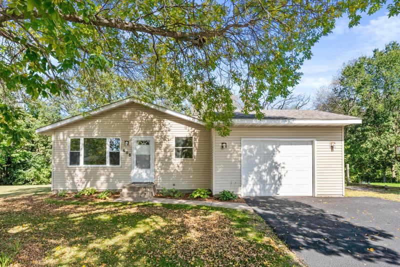 608 S Brookview Ln, Isanti, MN 55040