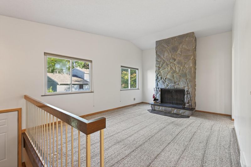 4863 Grenwich Way N, Oakdale, MN 55128