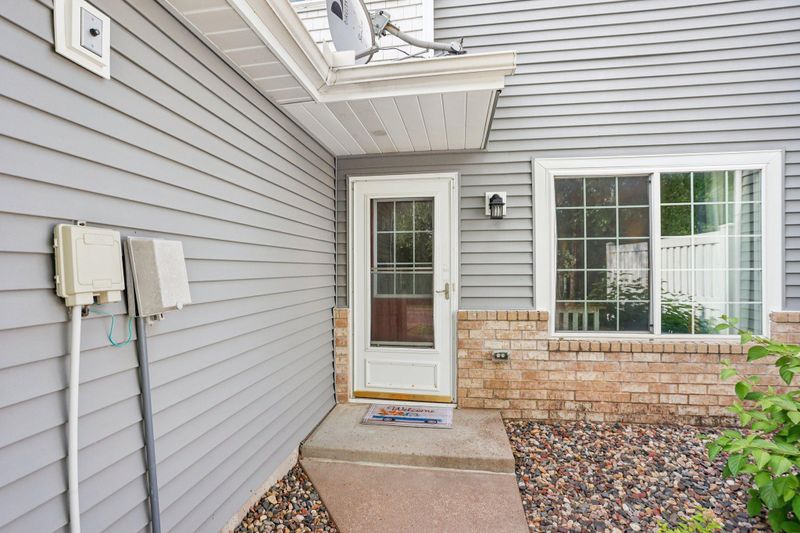 2001 Gresham Ave N, Oakdale, MN 55128