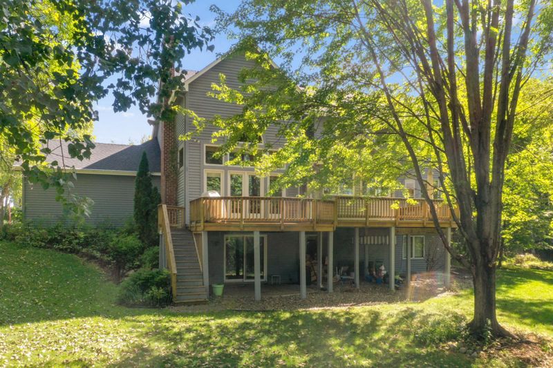 1350 Heather Ct, Chanhassen, MN 55317