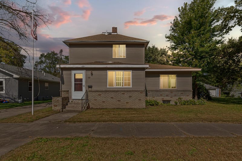718 6th St NW, Faribault, MN 55021