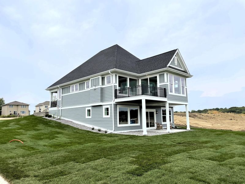 9044 Mills Ln, Chanhassen, MN 55317