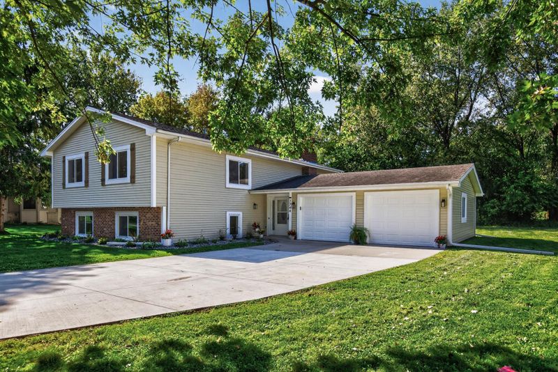 7744 Carnelian Ln, Eden Prairie, MN 55346
