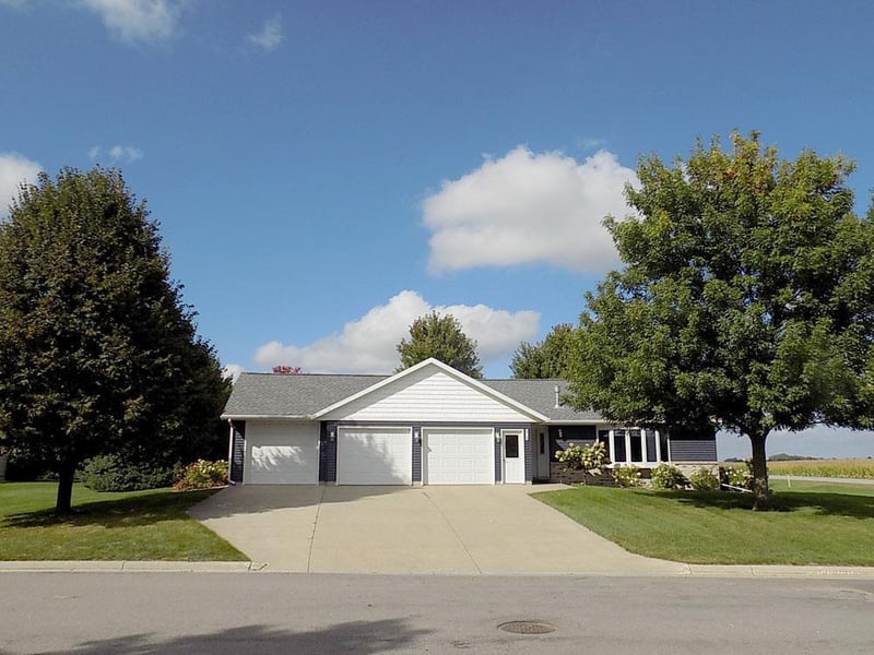 618 E 8th St, Winthrop, MN 55396