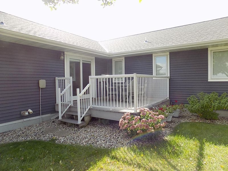 618 E 8th St, Winthrop, MN 55396