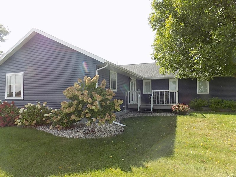 618 E 8th St, Winthrop, MN 55396