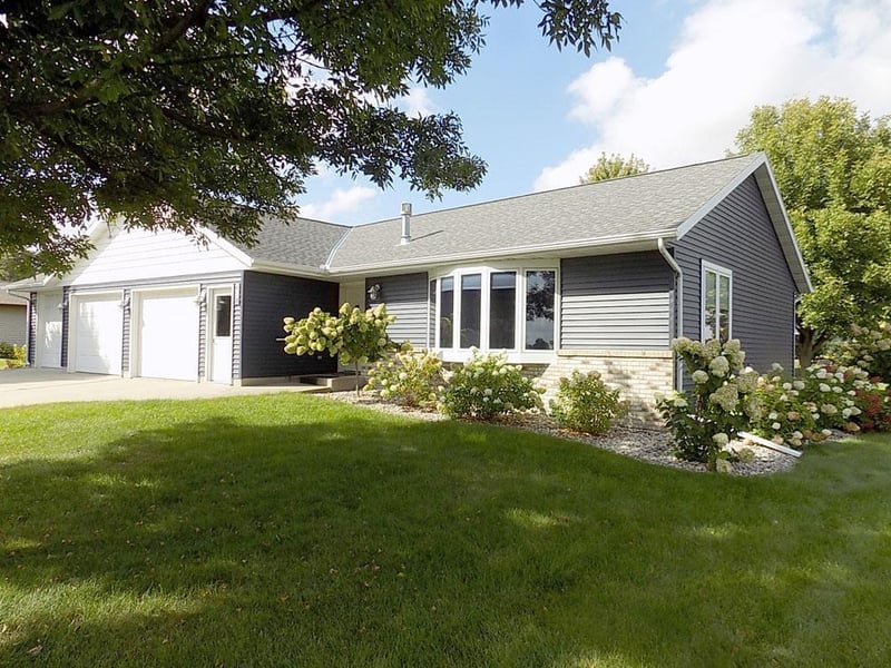 618 E 8th St, Winthrop, MN 55396