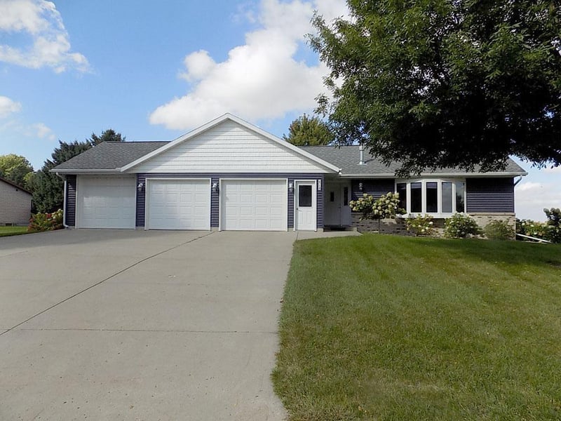 618 E 8th St, Winthrop, MN 55396