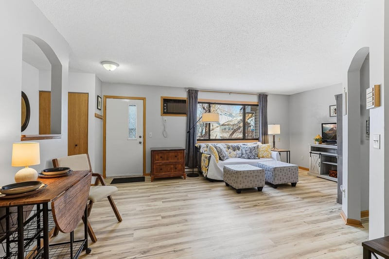 46 E 13th St, Waconia, MN 55387