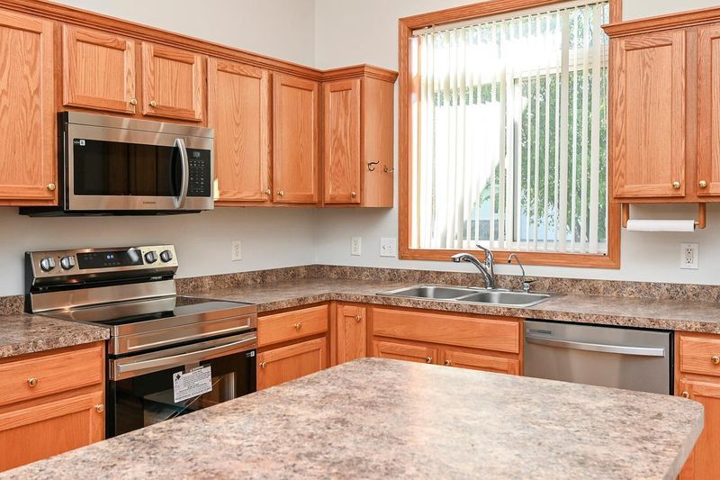 1552 Dublin Ct, Shakopee, MN 55379