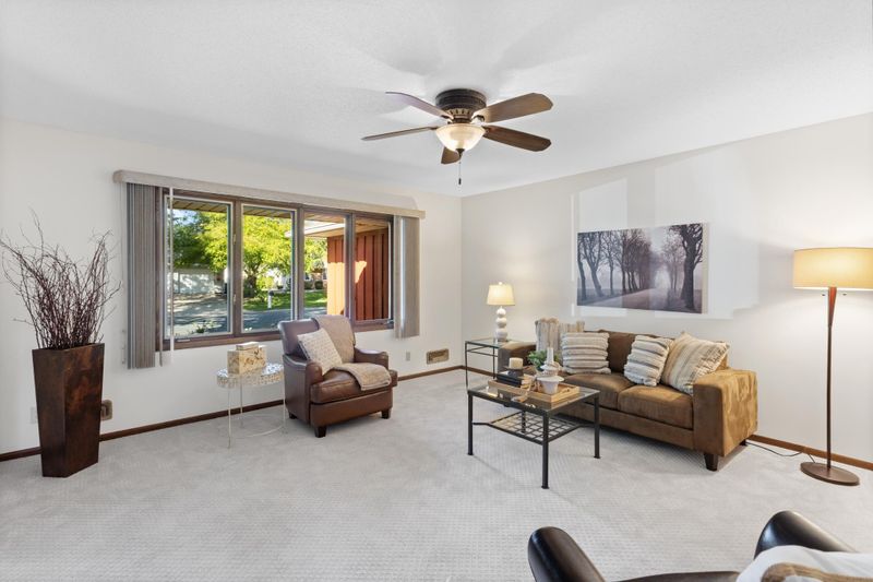 7433 W 105th St, Bloomington, MN 55438