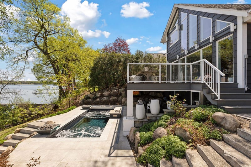176 Peninsula Rd, Medicine Lake, MN 55441