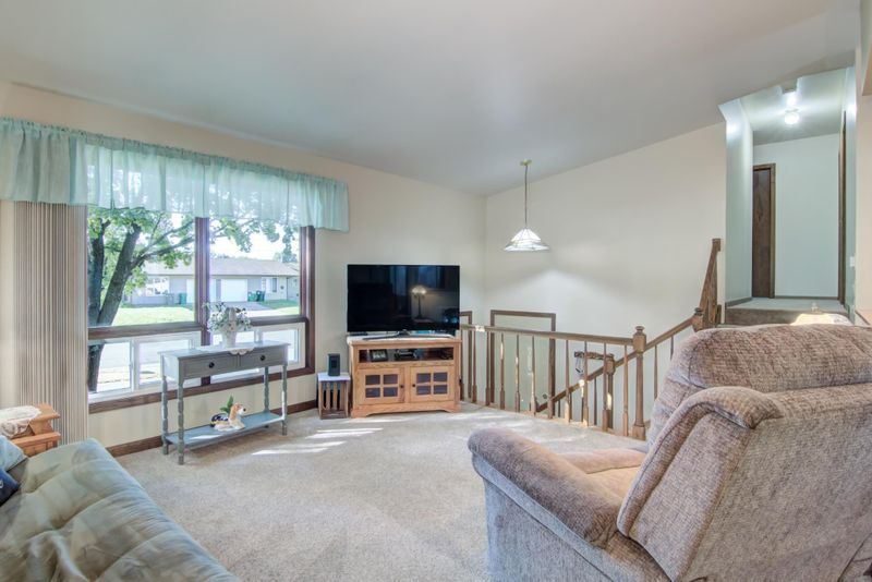 1122 Grissom Dr, Eau Claire, WI 54703