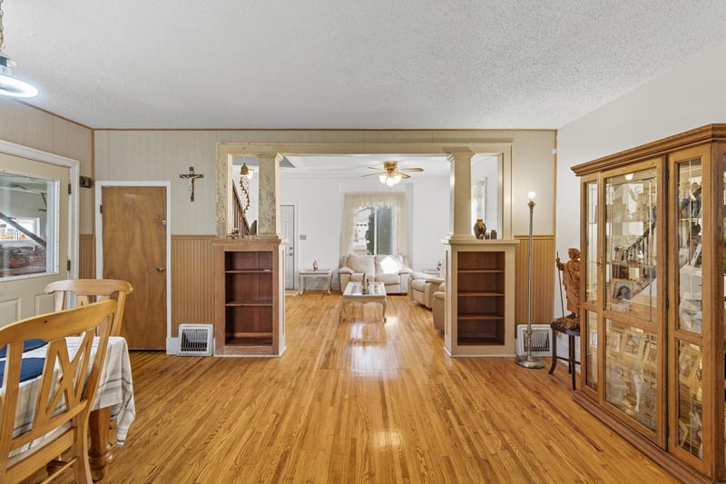18 E Main St, Madelia, MN 56062