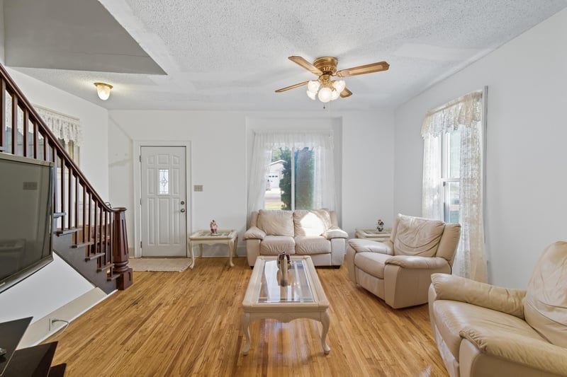 18 E Main St, Madelia, MN 56062