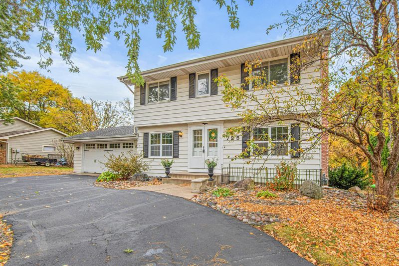 725 Pineview Ln N, Plymouth, MN 55441