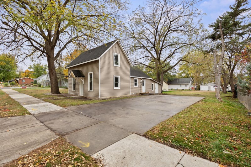 821 7th Ave, Howard Lake, MN 55349
