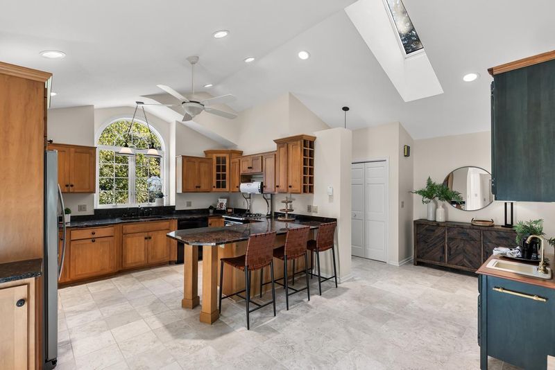 5910 Minnetonka Dr, Excelsior, MN 55331